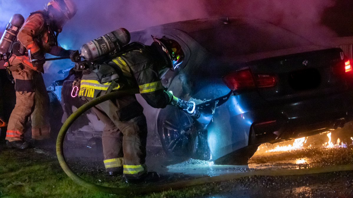 @PugetSoundFire and @Southkingfire tackled a vehicle fire at Camelot Square Mobile Home Park. Appears the vehicle hit the mobile home just prior to catching on fire; threatening the mobile home. Quick stop by first engine company kept it from spreading