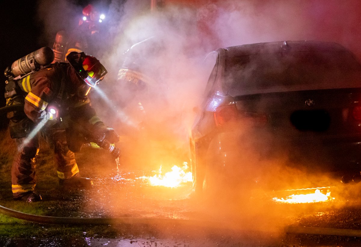 @PugetSoundFire and @Southkingfire tackled a vehicle fire at Camelot Square Mobile Home Park. Appears the vehicle hit the mobile home just prior to catching on fire; threatening the mobile home. Quick stop by first engine company kept it from spreading