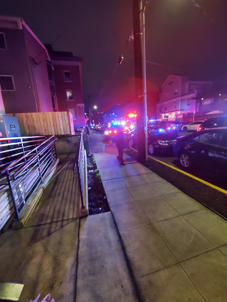 Seattle Police are on the scene of a shooting in the 1700 block of Summit Avenue. One victim shot.  Police are searching for suspect and ask that people please stay out of the area if possible.