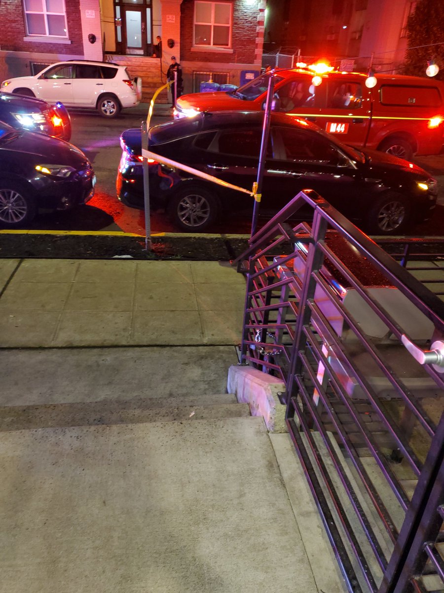 Seattle Police are on the scene of a shooting in the 1700 block of Summit Avenue. One victim shot.  Police are searching for suspect and ask that people please stay out of the area if possible.