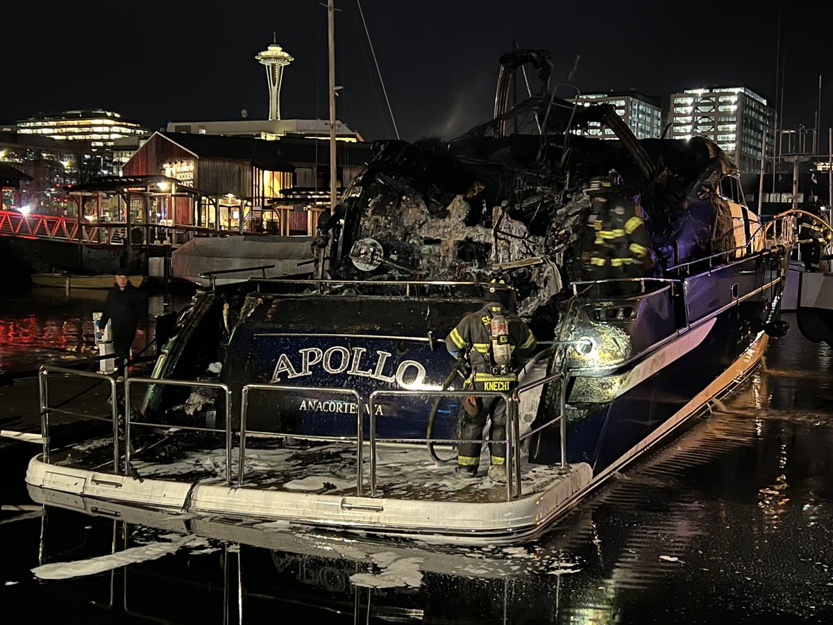 75-foot yacht, docked at South Lake Union, burnt to a crisp this morning. @SeattleFire tells no injuries reported and no other boats damaged.