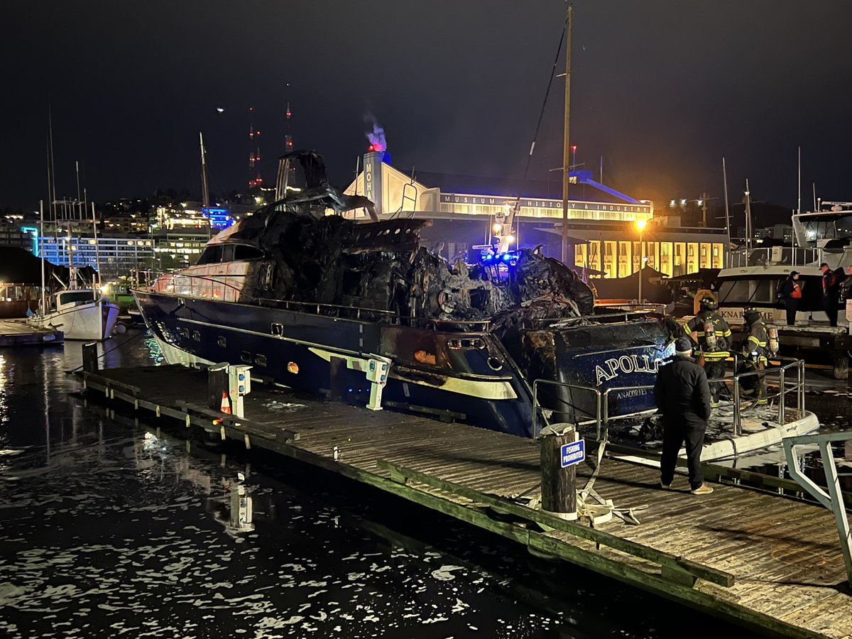 75-foot yacht, docked at South Lake Union, burnt to a crisp this morning. @SeattleFire tells no injuries reported and no other boats damaged. 