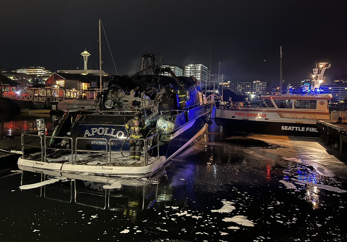 75-foot yacht, docked at South Lake Union, burnt to a crisp this morning. @SeattleFire tells no injuries reported and no other boats damaged. 