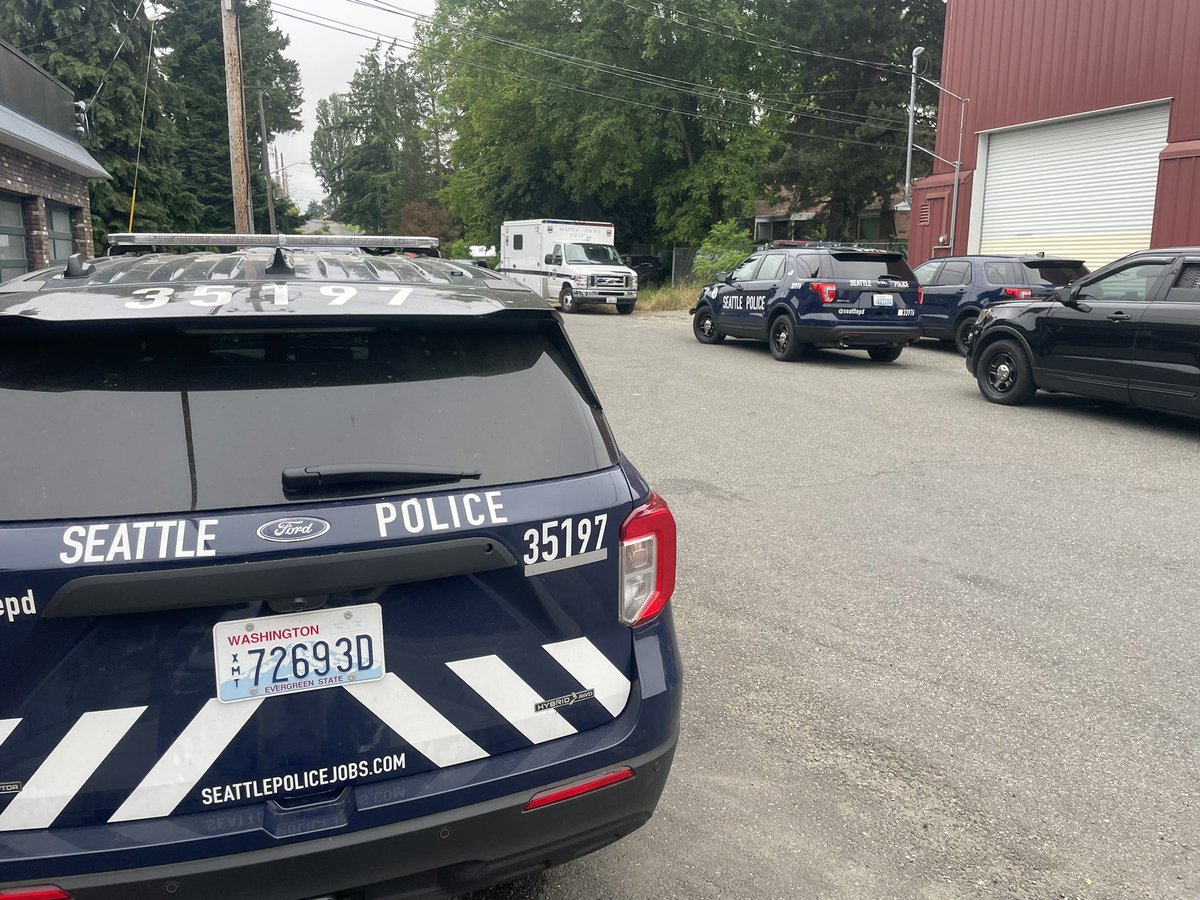 Police investigating a fatal shooting early this AM on N 101st St in Greenwood. @SeattlePD say a homeowner shot and killed an alleged burglar who climbed a fence and refused to leave his yard.  