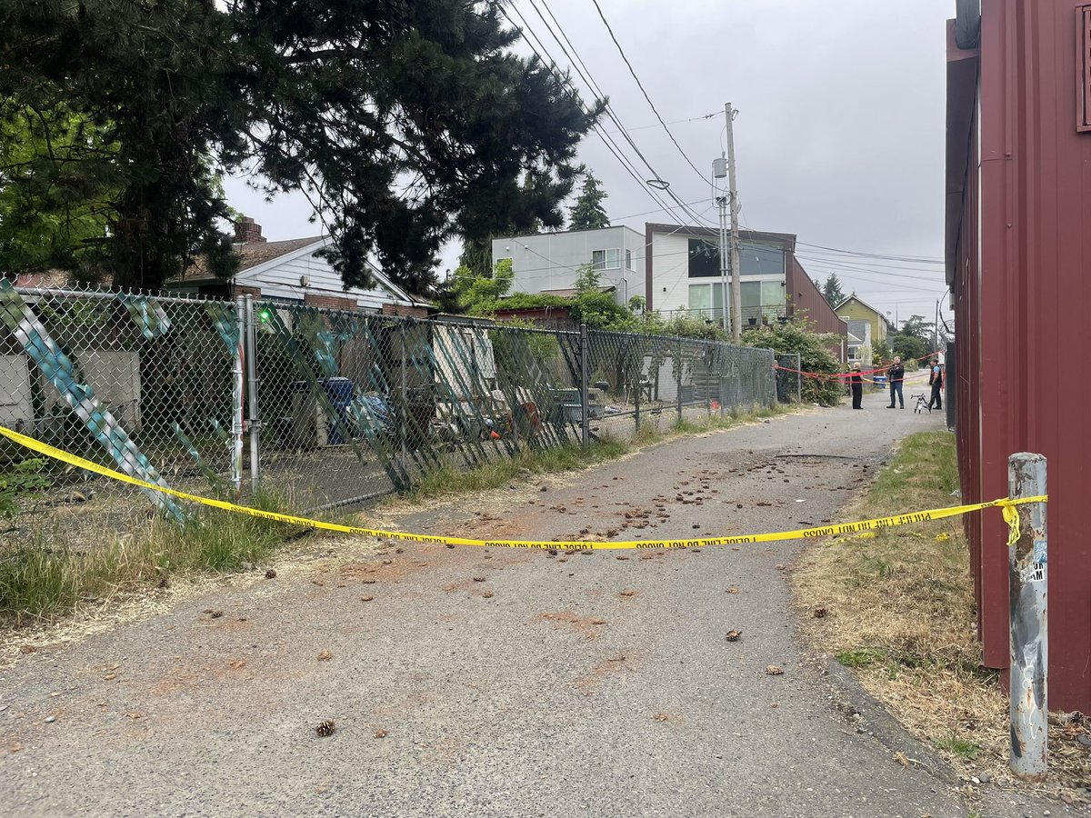 Police investigating a fatal shooting early this AM on N 101st St in Greenwood. @SeattlePD say a homeowner shot and killed an alleged burglar who climbed a fence and refused to leave his yard.  