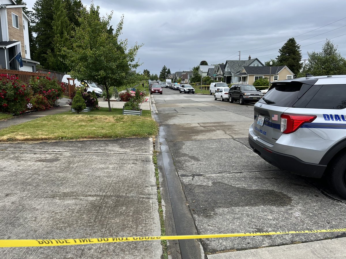 Tacoma police at Ainsworth and 21st. They're investigating a shooting, but there are other crime scenes. Working to learn more from @TacomaPD