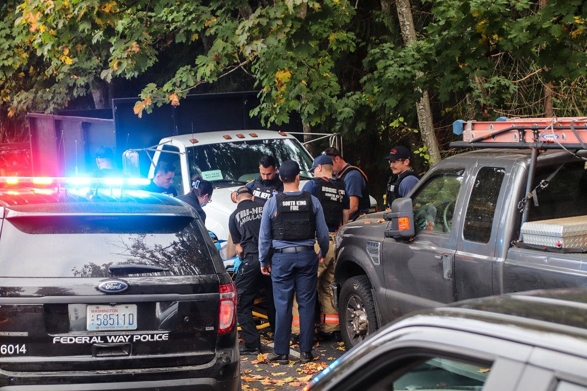 @FedWayPD along with @Southkingfire, @KingCoMedicOne and Tri-Med Ambulance responded to a shooting in the 31500 block of 1st Ave S. 2 victims were located with non life threatening injuries and transported