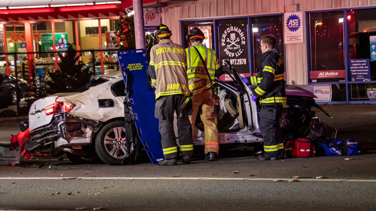 FederalWay Collision - @Southkingfire, @FedWayPD, @KingCoMedicOne on the scene of a collision in the 34700 block of 16th Ave. S. Major Accident Investigation Team responding. 2 transported with moderate to critical injuries. JawsOfLife used on one patient