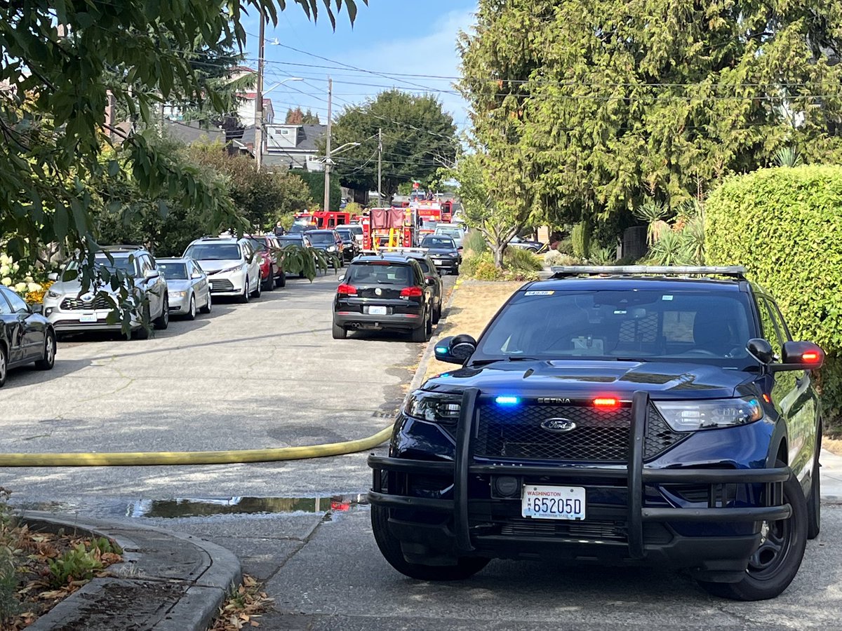 From @LeeStollMassive response near 48th and Woodland Park Ave. @SeattlePD Chief Diaz says they responded to a homicide call at a house now on fire.  