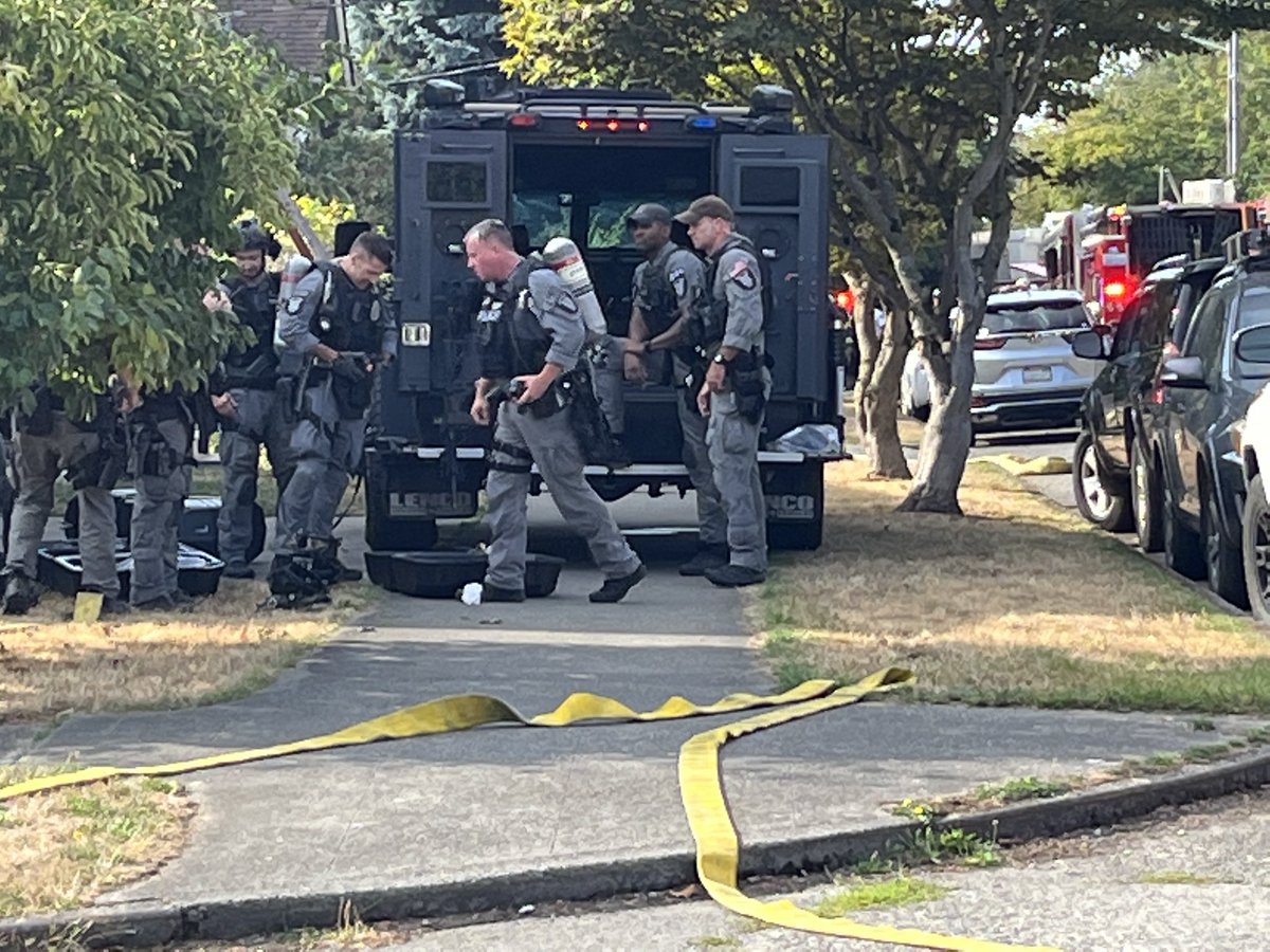 From @LeeStollMassive response near 48th and Woodland Park Ave. @SeattlePD Chief Diaz says they responded to a homicide call at a house now on fire.  