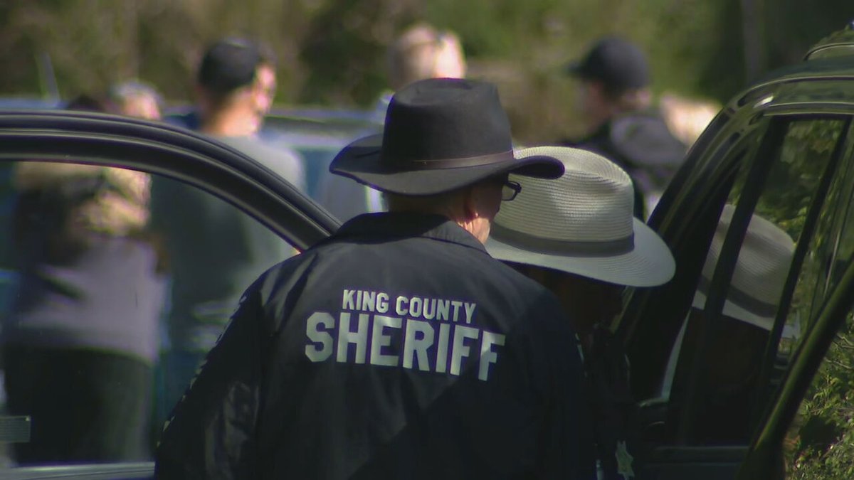 @kingcosoPIO investigating a homicide near Ravensdale. A 53-year-old man was killed, limited info from investigators, but no suspects in custody. Air4 can see a UHaul parked back in the woods near the scene