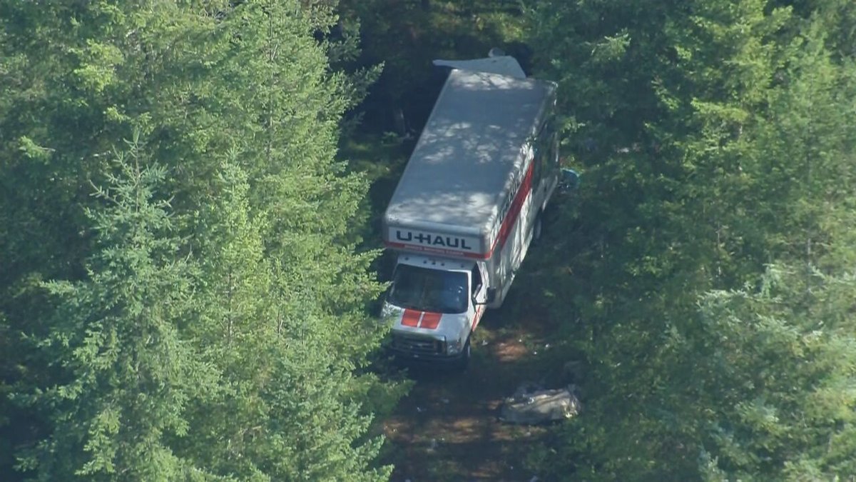 @kingcosoPIO investigating a homicide near Ravensdale. A 53-year-old man was killed, limited info from investigators, but no suspects in custody. Air4 can see a UHaul parked back in the woods near the scene