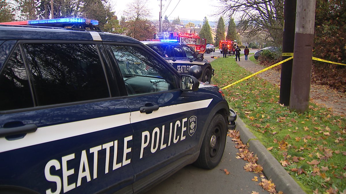 Shooting in the Rainier Vista neighborhood, and a crashed sedan in the Cheasty Greenspace only a block away. @SeattlePD is investigating multiple bullet casings on the ground in the alley.