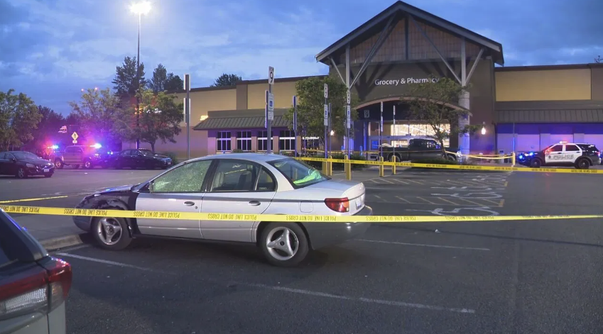 An attempted robbery turned into a shootout in the parking lot of a Walmart in Auburn this morning. The victim was armed and fired at the two suspects. The suspects shot the woman and then ran off, but @AuburnWAPolice caught them both