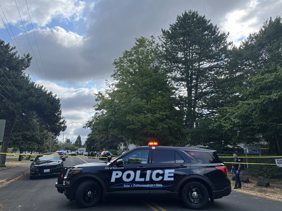 Detectives with @VancouverPDUSA are investigating a shooting where two people died. Called reporters led man with a gun in the parking lot and then gunfire.