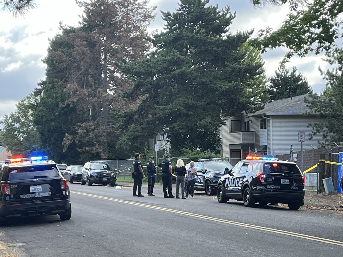 Detectives with @VancouverPDUSA are investigating a shooting where two people died. Called reporters led man with a gun in the parking lot and then gunfire. 