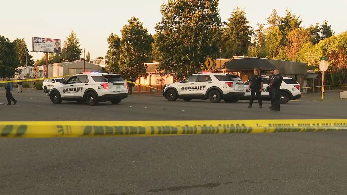 @PierceSheriff investigators are on scene of a shooting near a bus stop in Parkland. Pacific Ave South is blocked off at 119th Street