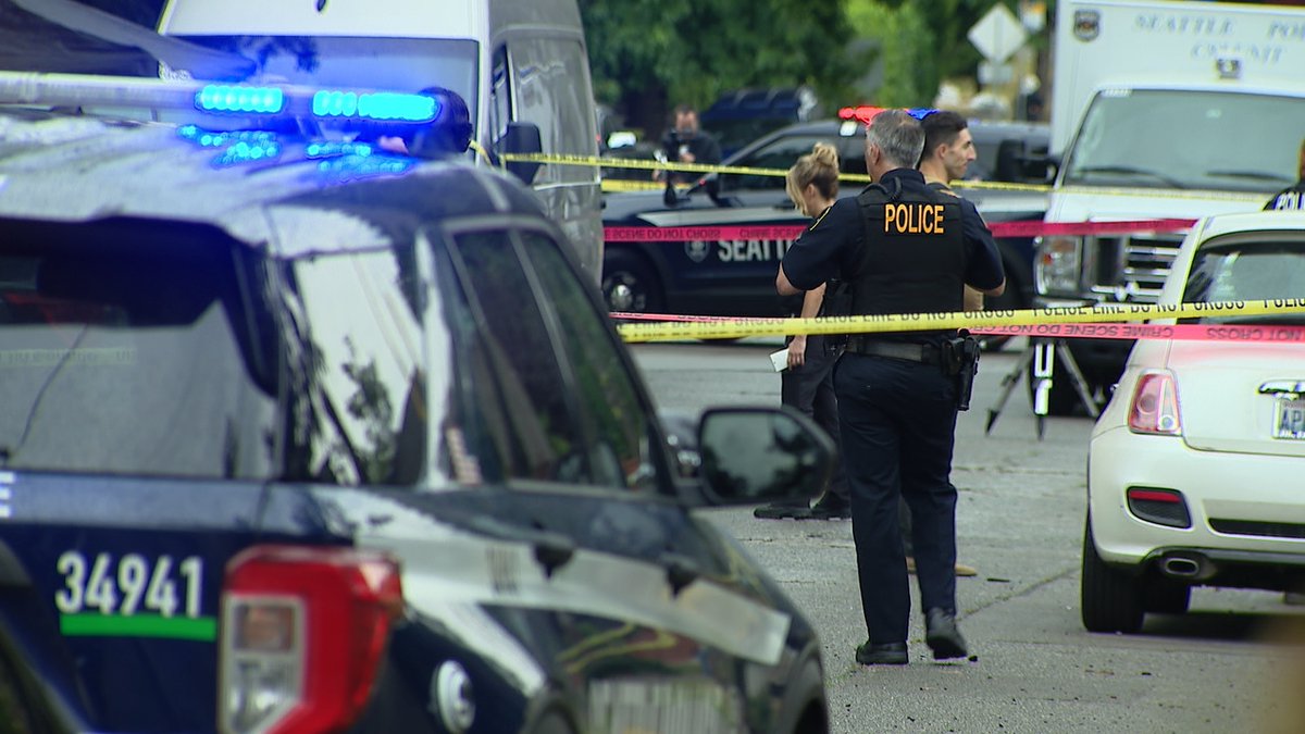 Attempted carjacking turns into a homicide on MLK Jr Way near E Harrison St in Seattle. @JeremyHarrisTV reports for @KOMONews