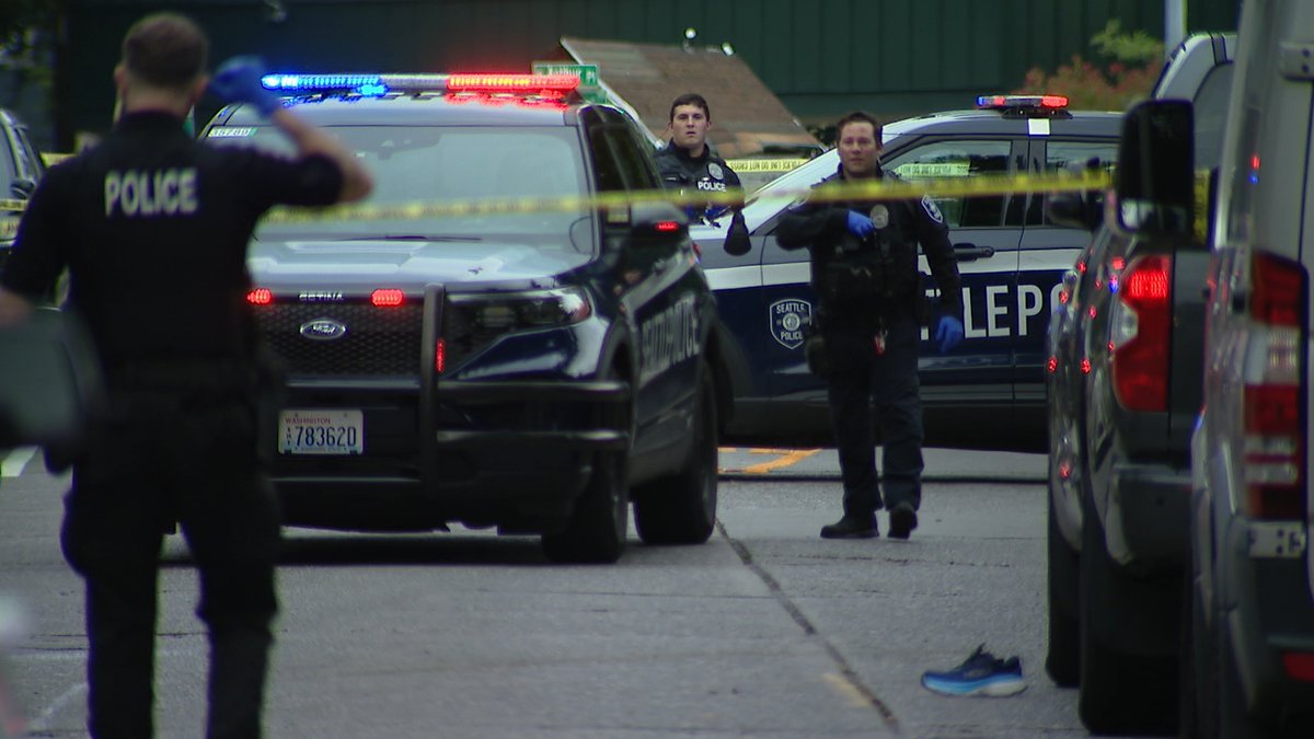 Attempted carjacking turns into a homicide on MLK Jr Way near E Harrison St in Seattle. @JeremyHarrisTV reports for @KOMONews