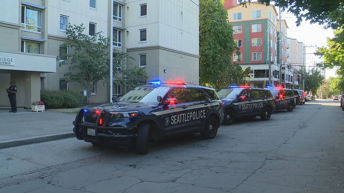 Investigators are on scene of a homicide at an apartment building in Capitol Hill. @SeattlePD tell a man in his 50's was shot in the head on the 7th floor and a female suspect fled the building