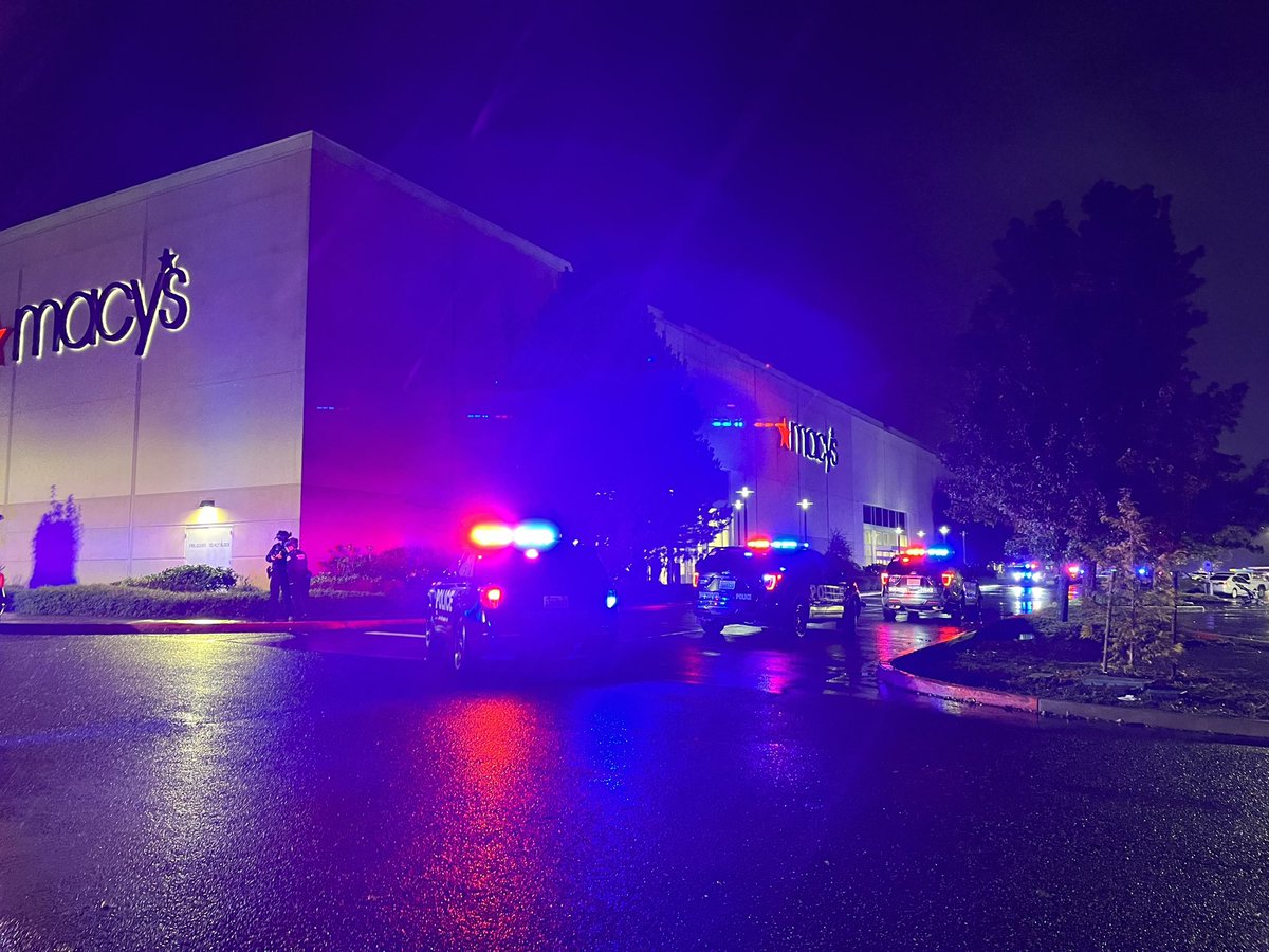 A very active scene outside the Vancouver Mall after a confirmed shooting incident inside earlier this evening. .@VancouverPD  say 1 person is deceased and two are injured. They have been transported to a local hospital. Many still sheltered in place.