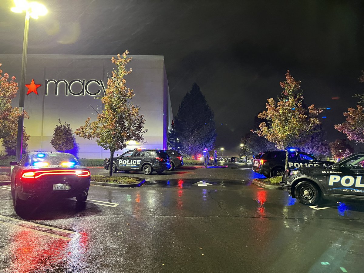 A very active scene outside the Vancouver Mall after a confirmed shooting incident inside earlier this evening. .@VancouverPD  say 1 person is deceased and two are injured. They have been transported to a local hospital. Many still sheltered in place. 