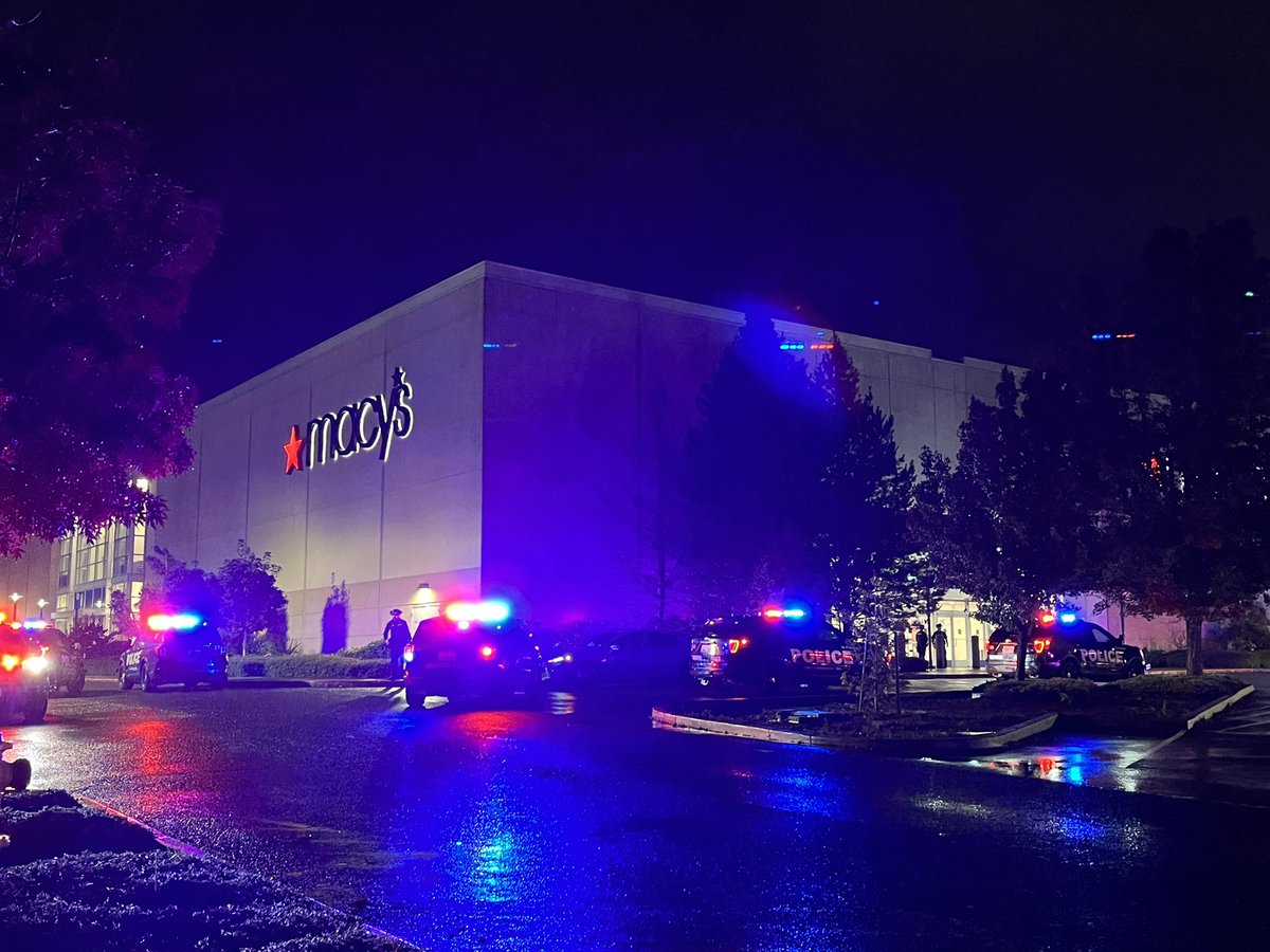 A very active scene outside the Vancouver Mall after a confirmed shooting incident inside earlier this evening. .@VancouverPD  say 1 person is deceased and two are injured. They have been transported to a local hospital. Many still sheltered in place. 