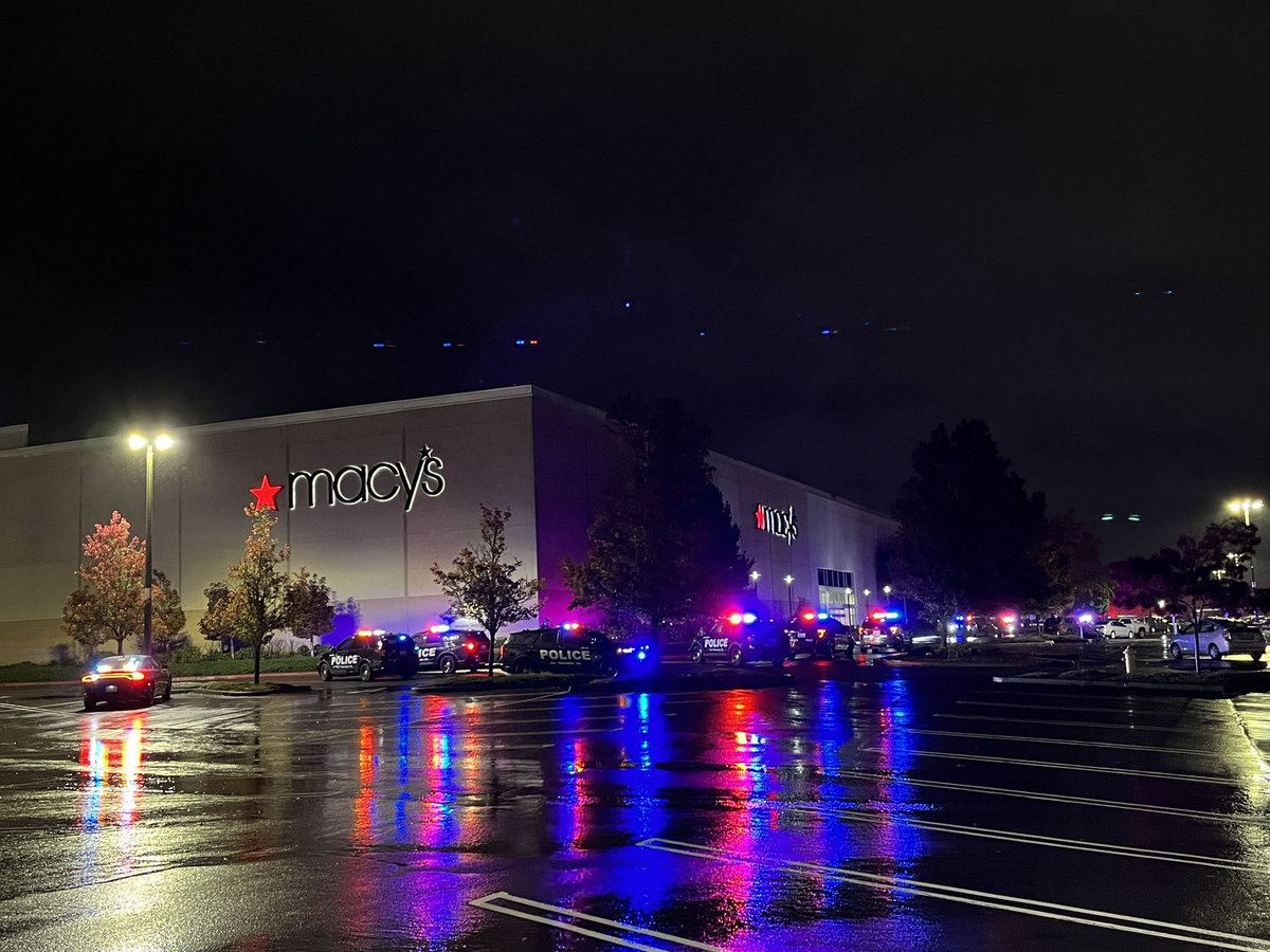 A very active scene outside the Vancouver Mall after a confirmed shooting incident inside earlier this evening. .@VancouverPD  say 1 person is deceased and two are injured. They have been transported to a local hospital. Many still sheltered in place. 