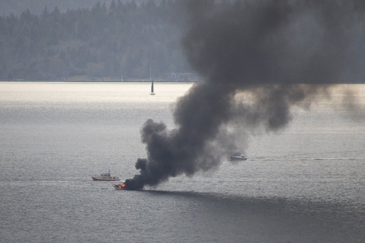 2 USCG rescue crews from Seattle are responding to a boat fire in Elliott Bay near Seattle. A good Samaritan vessel is also assisting. It is unknown how many were on the boat when it caught fire. A @SeattleFire boat is on scene now to assist with fire fighting efforts