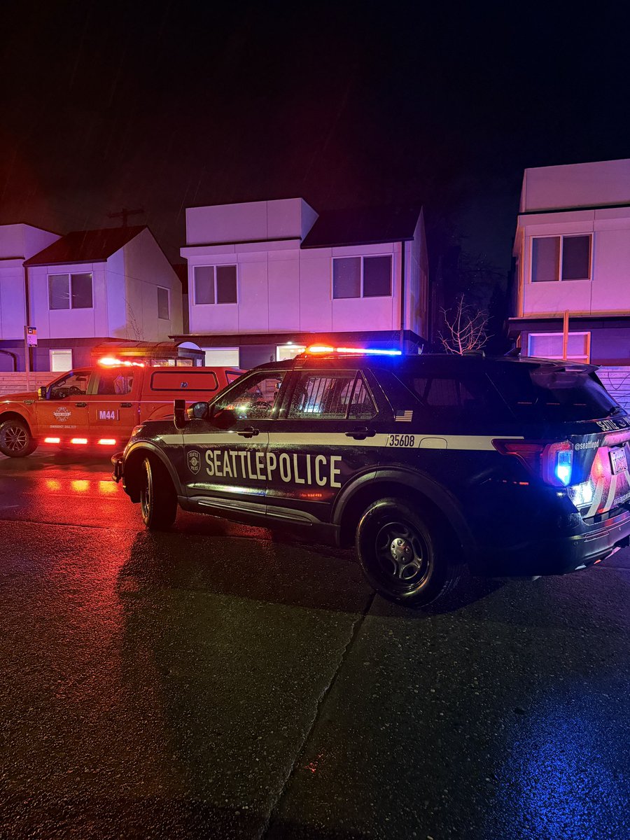 Significant response from @TukwilaPD SWAT team to 8th Ave South and Sullivan Street in Seattle.  TukwilaPD are investigating a fatal shooting at a @USPS facility. An adult male was shot and killed - police believe the shooting was targeted. Suspect fled the area 