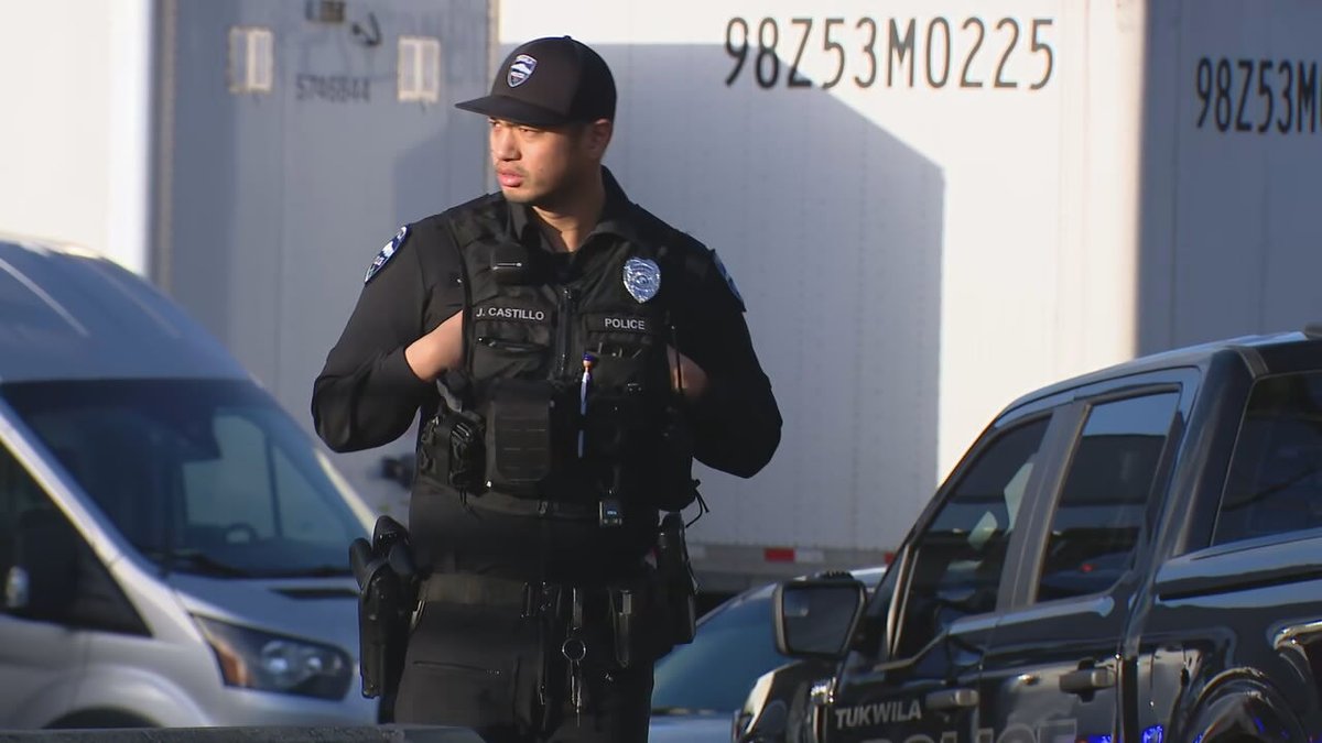 Significant response from @TukwilaPD SWAT team to 8th Ave South and Sullivan Street in Seattle.  TukwilaPD are investigating a fatal shooting at a @USPS facility. An adult male was shot and killed - police believe the shooting was targeted. Suspect fled the area 