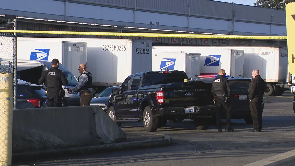 Significant response from @TukwilaPD SWAT team to 8th Ave South and Sullivan Street in Seattle.  TukwilaPD are investigating a fatal shooting at a @USPS facility. An adult male was shot and killed - police believe the shooting was targeted. Suspect fled the area 