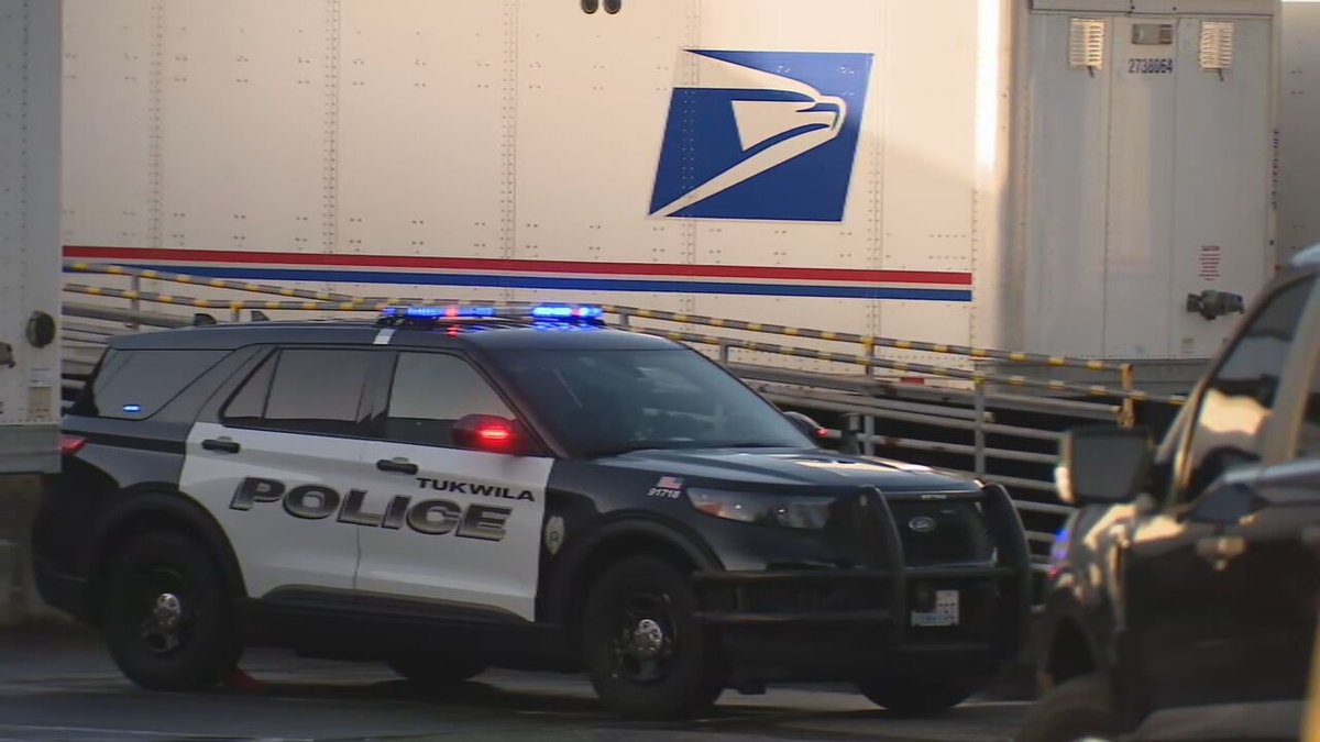 Significant response from @TukwilaPD SWAT team to 8th Ave South and Sullivan Street in Seattle.  TukwilaPD are investigating a fatal shooting at a @USPS facility. An adult male was shot and killed - police believe the shooting was targeted. Suspect fled the area 