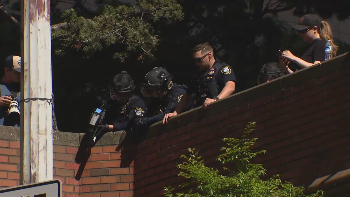 Federal police have opened a garage and are met with chants of “ICE out of Washington”. Protesters have barricaded the sally port with lime bikes and scooters.  A group of anti-ICE protesters have barricaded one of the exits at the federal building in downtown Seattle. (2nd Ave and Madison Street) 