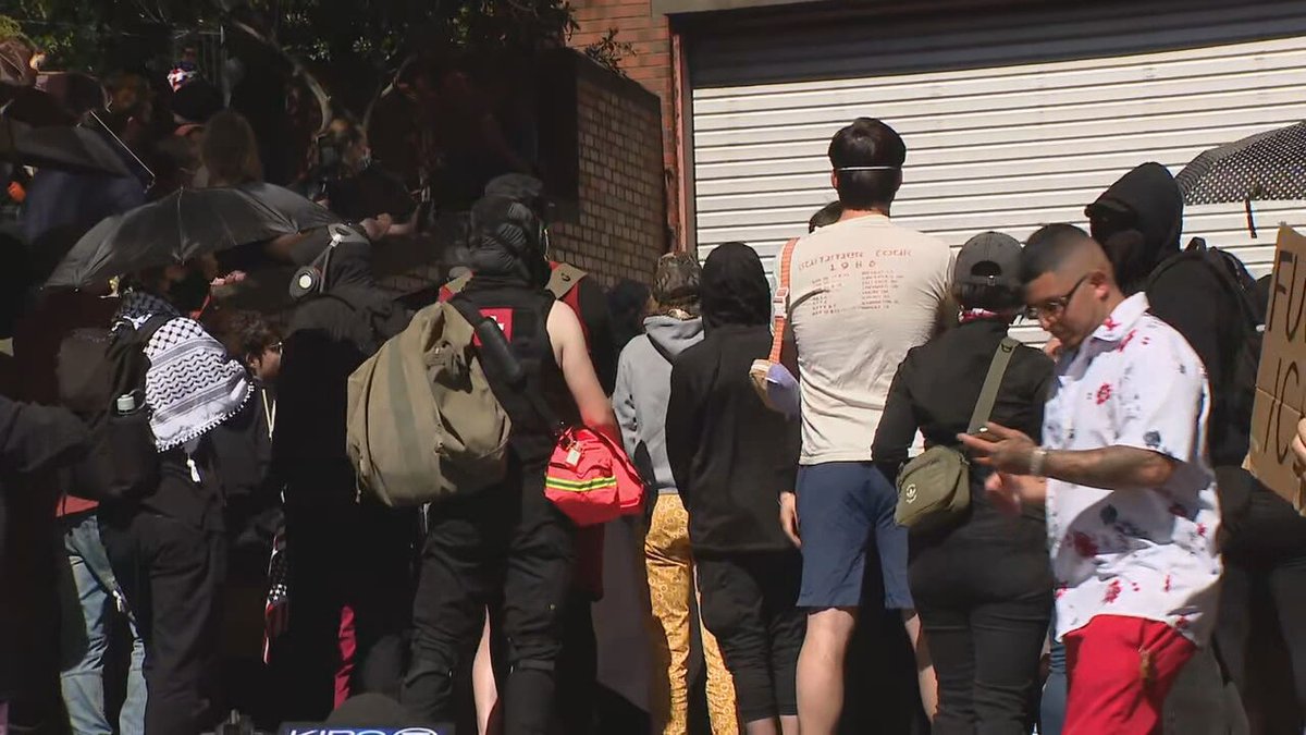 Federal police have opened a garage and are met with chants of “ICE out of Washington”. Protesters have barricaded the sally port with lime bikes and scooters.  A group of anti-ICE protesters have barricaded one of the exits at the federal building in downtown Seattle. (2nd Ave and Madison Street) 