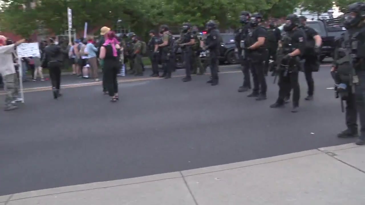 משטרת ספוקיין ירו גז על קבוצת מפגינים שלווים מחוץ למשרד ICE בספוקיין. מספר אנשים נעצרו.