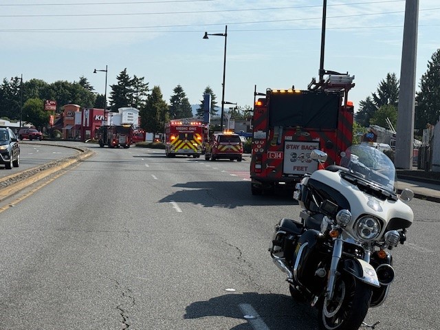PD assisting @RentonRFA for traffic control as they are working a commercial fire that broke out at 600 Block of Rainier Ave S.  Rainier Ave S closed northbound at SW 7th street and traffic being diverted.  Please avoid the area for now and find an alternate route if possible