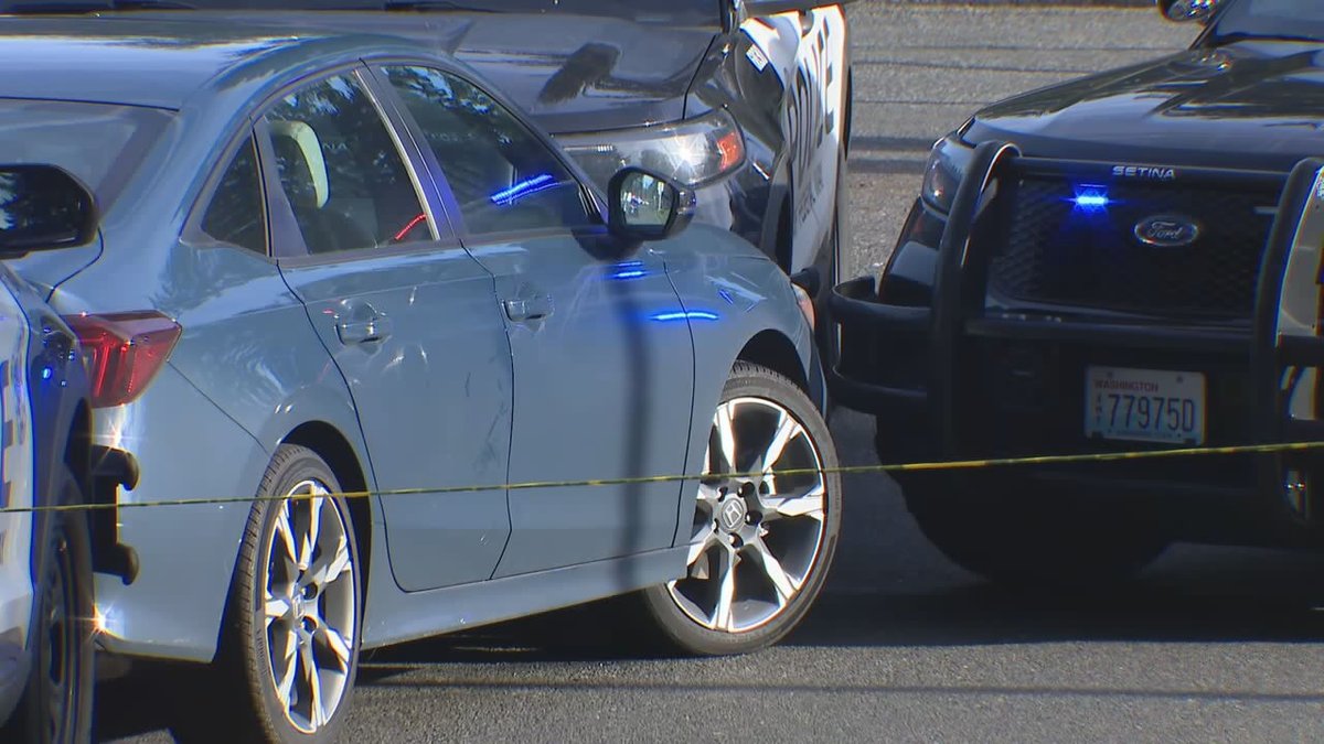 @FedWayPD shot and killed a fleeing suspect as he was attempting to carjack a driver this morning. This happened at 33700 1st Ave South. Police say the suspect had a gun