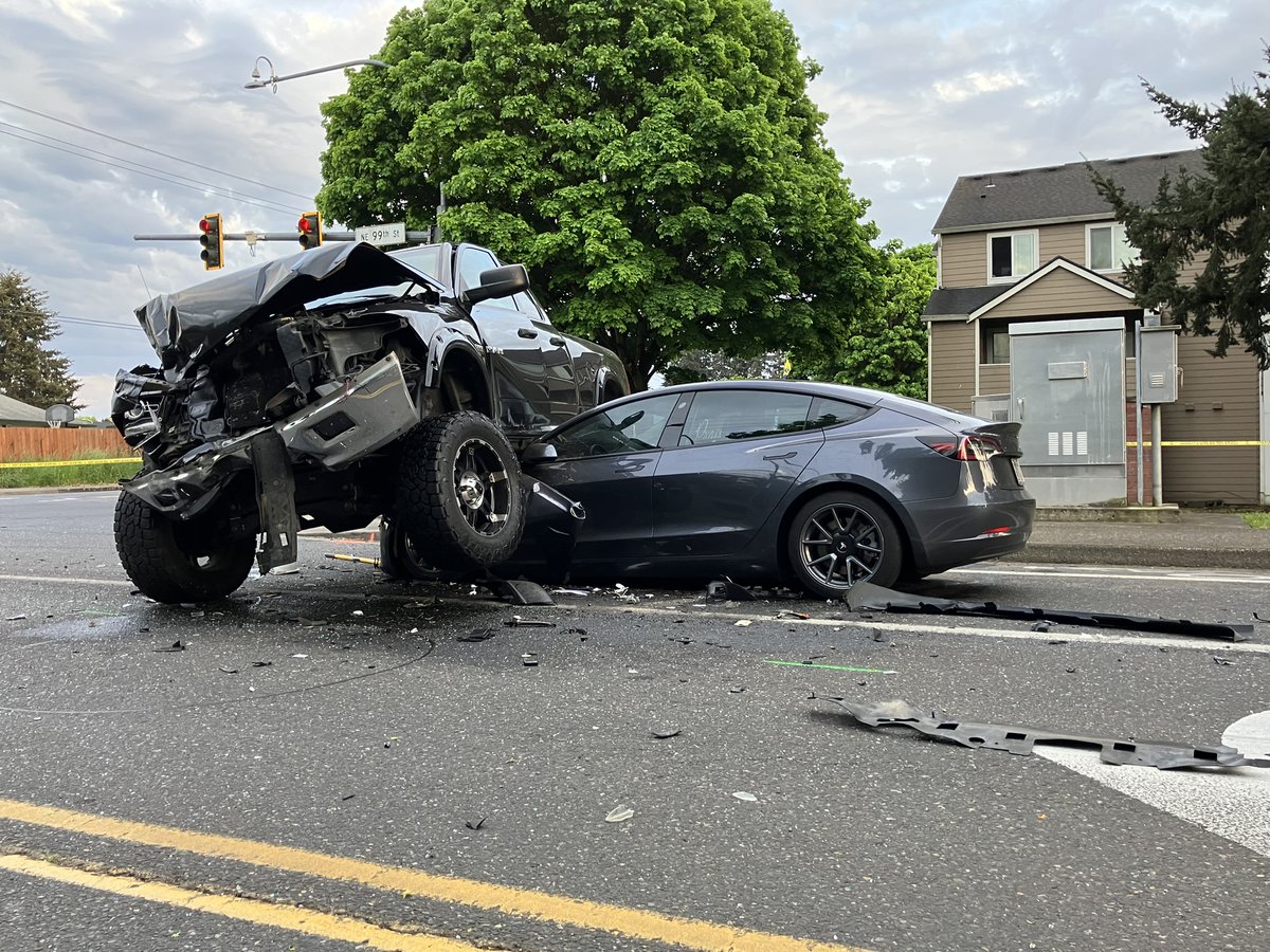 Sheriff: Driver runs red light, crashes into 2 cars in Clark County
