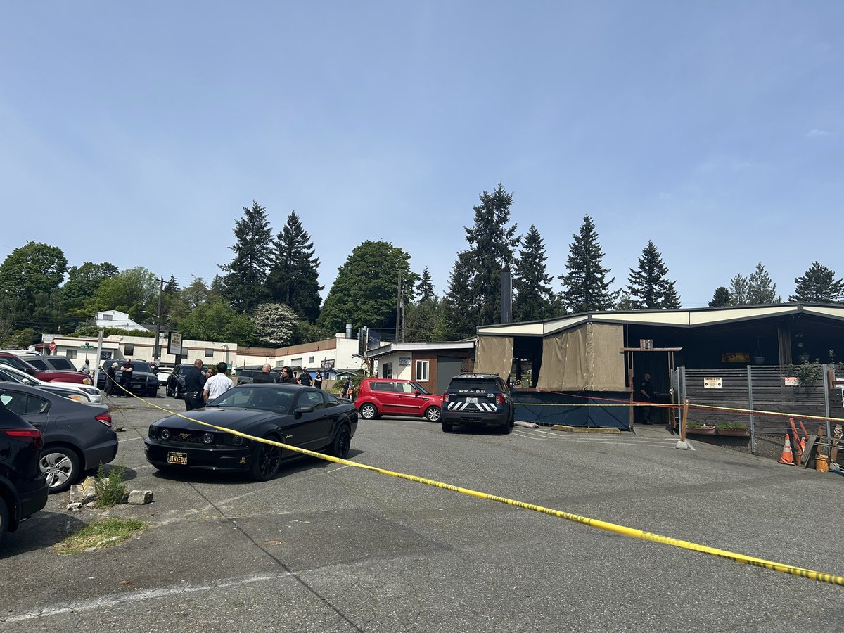 @SeattlePD is responding to a homicide at The Growler Guys on Lake City Way. Police confirm an employee was found dead at the business around 9 am &mdash; with gunshot wounds. No suspects in custody