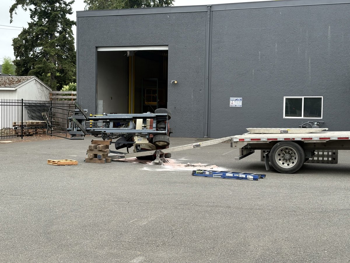 200 block of S Lucile St: Hazmat crews placed an chemical absorbent powered over the spilled fluid and mitigated the hazard. Crews are returning to service
